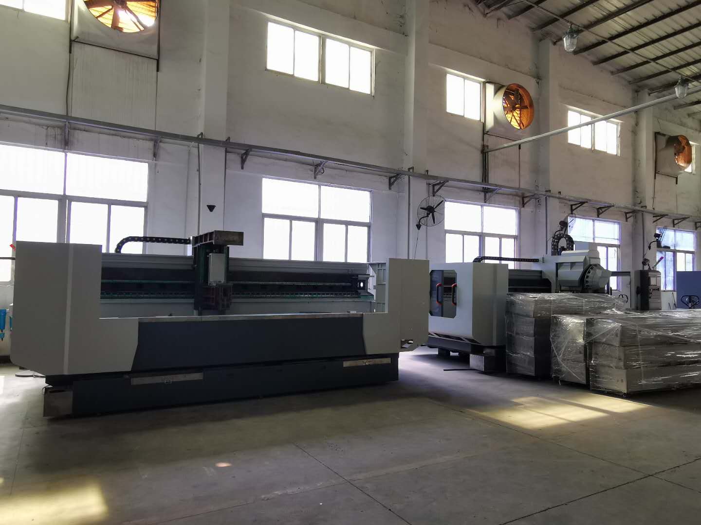 深圳精雕10年來專注研發(fā)了多款數(shù)控機(jī)床！大型精雕機(jī)，大型高光機(jī)，大型雕銑機(jī)等！