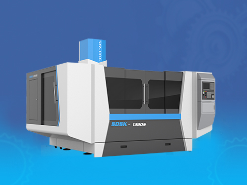 精雕機(jī)研發(fā)專家傾心7年研發(fā)了8款鋁型材精雕機(jī)，解決了行業(yè)超大一體式電視機(jī)邊框加工問題。