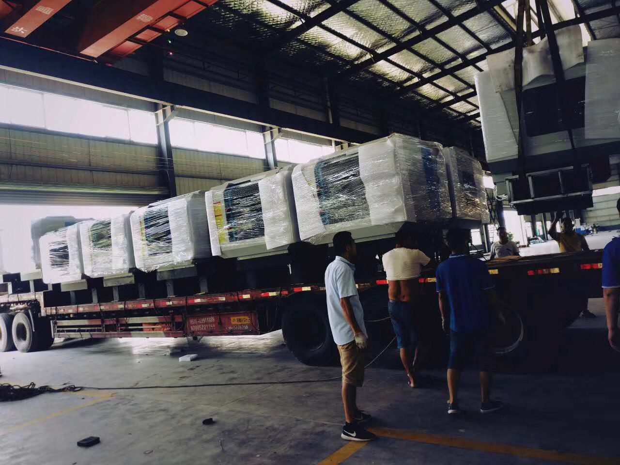 2018深雕數(shù)控迎來第二批玻璃精雕機(jī)，雙頭精雕機(jī)緊張出貨，得到客戶的高度認(rèn)可。